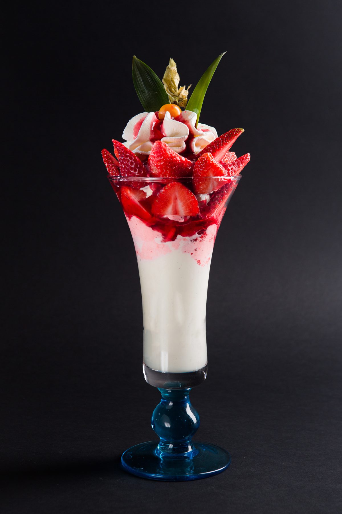 Eisbecher mit frischen Erdbeeren bei al teatro