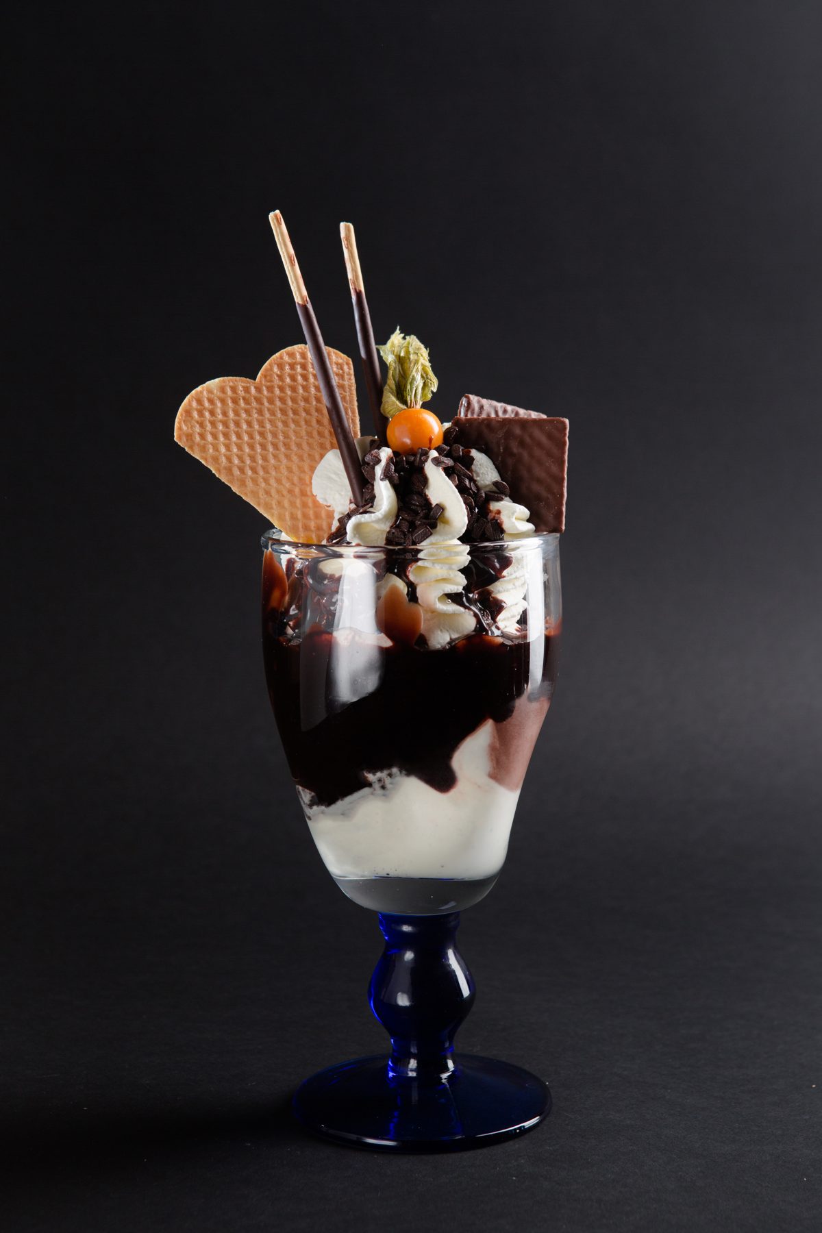 Nuss-Becher mit Schokosauce